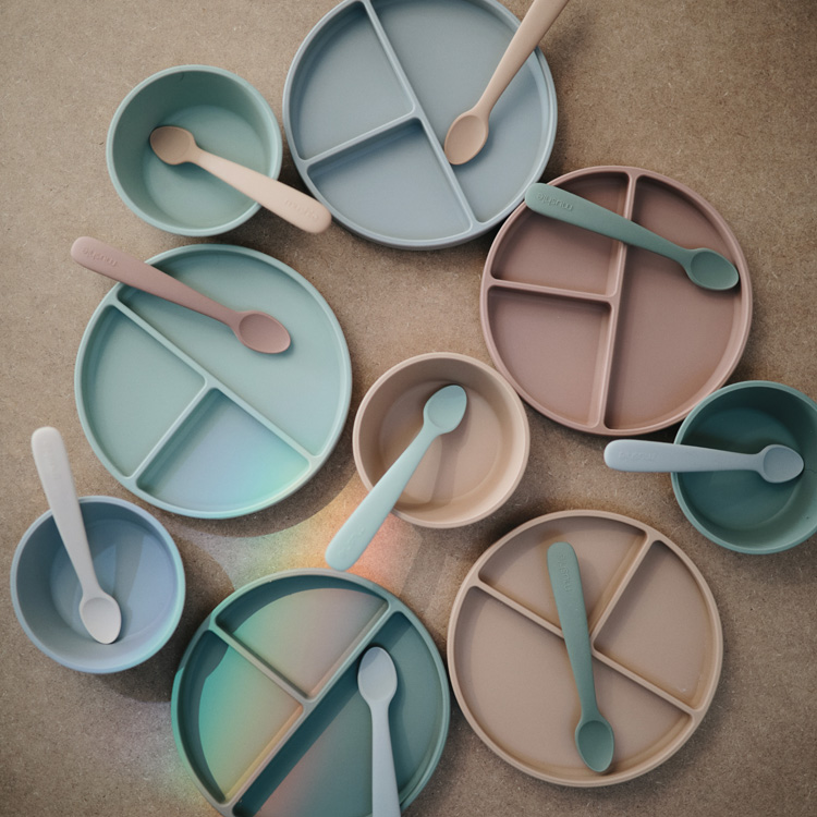 Assiette à compartiments en silicone avec ventouse Cloudy mauve (Mushie) - Image 2