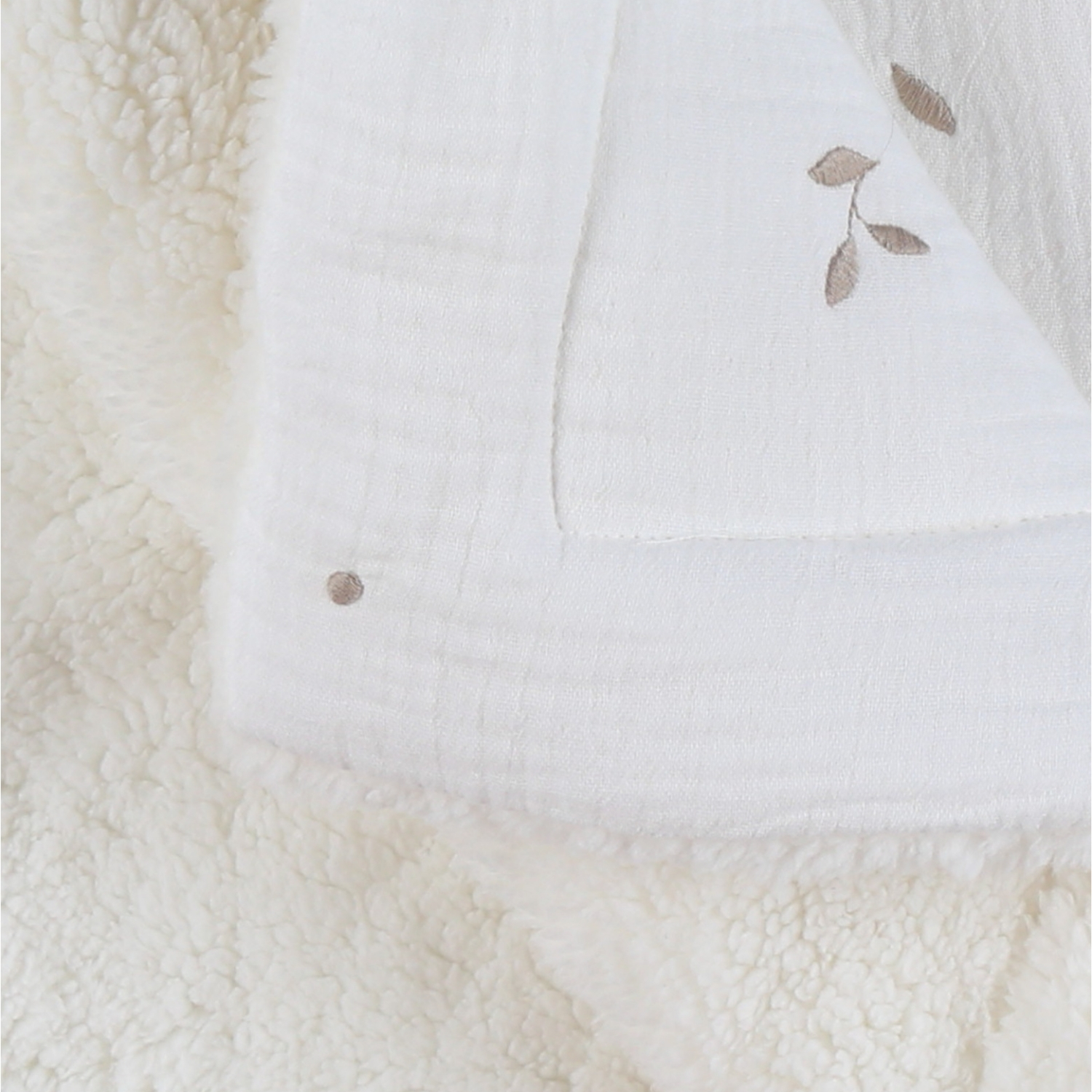 Couverture en mousseline et sherpa Blanc (75x100 cm) (Noukie's) - Image 4