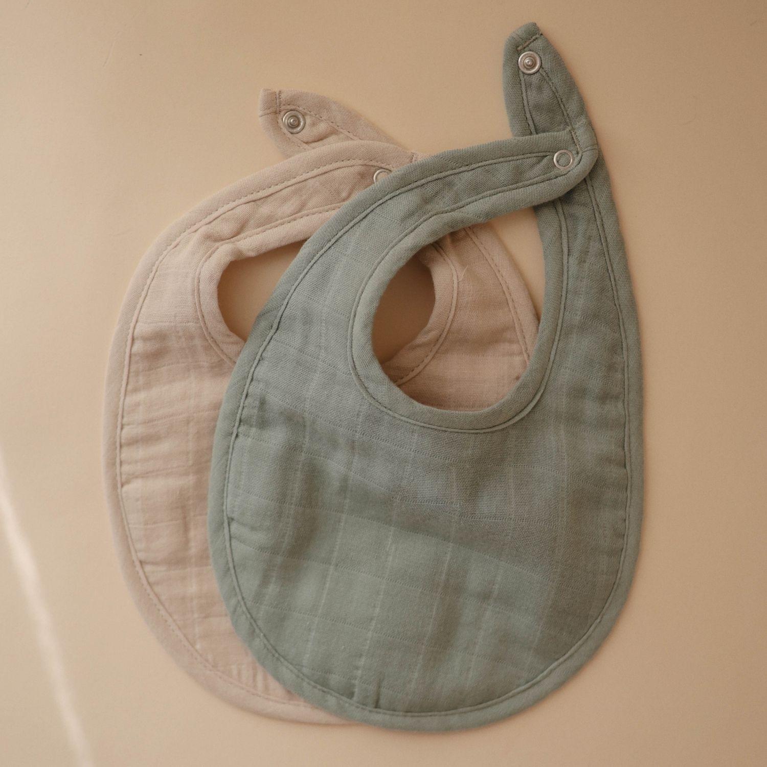 Lot de 2 bavoirs en mousseline Roman Green-Fog (Mushie) - Image 3