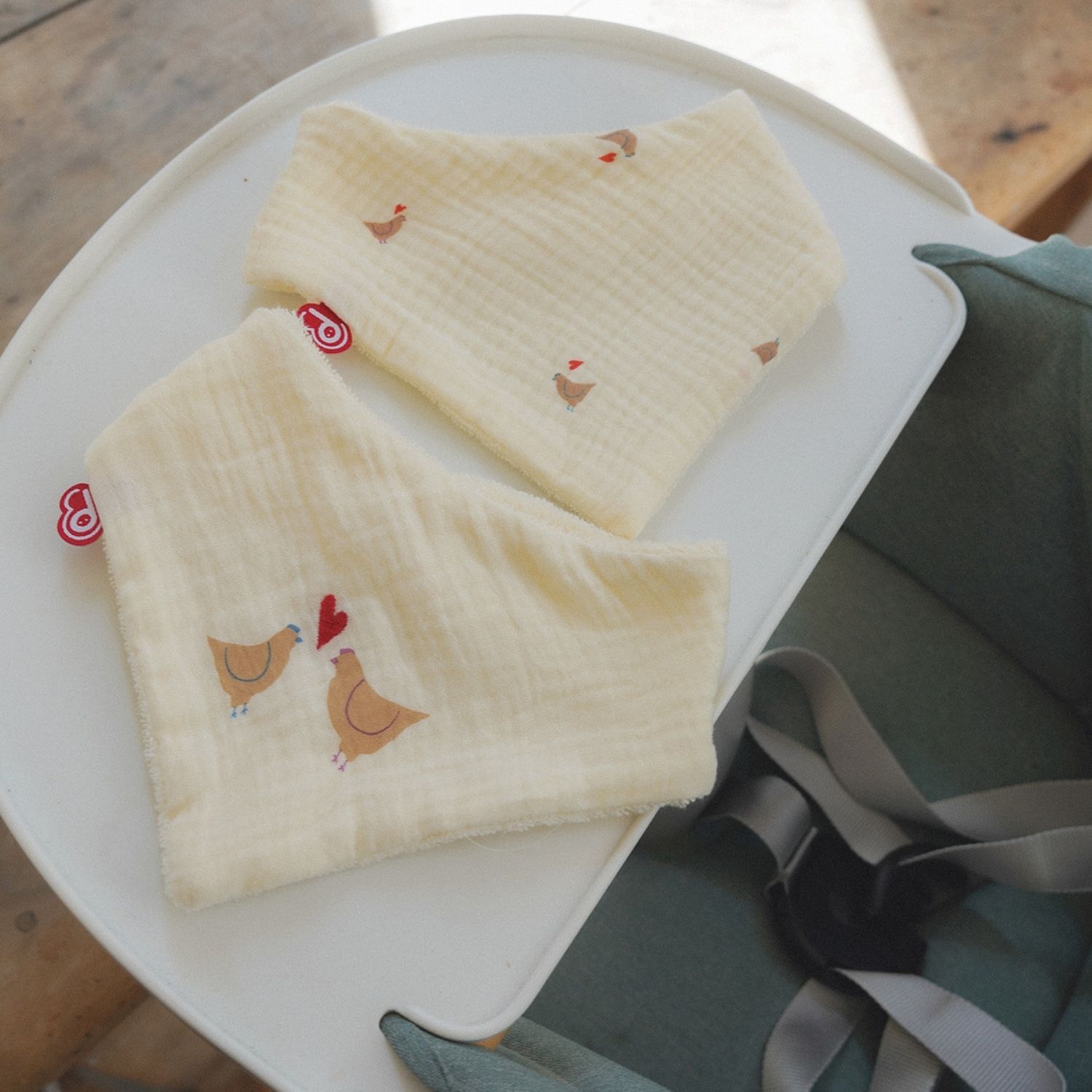 Lot de 2 bavoirs bandanas Maternity Love (Domiva) - Image 1