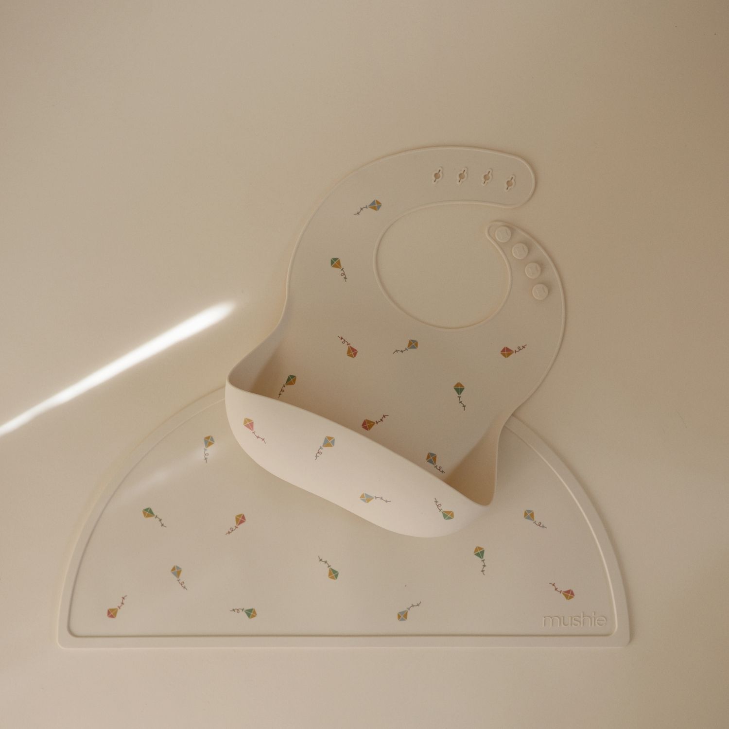 Bavoir à poche en silicone Kite (Mushie) - Image 2