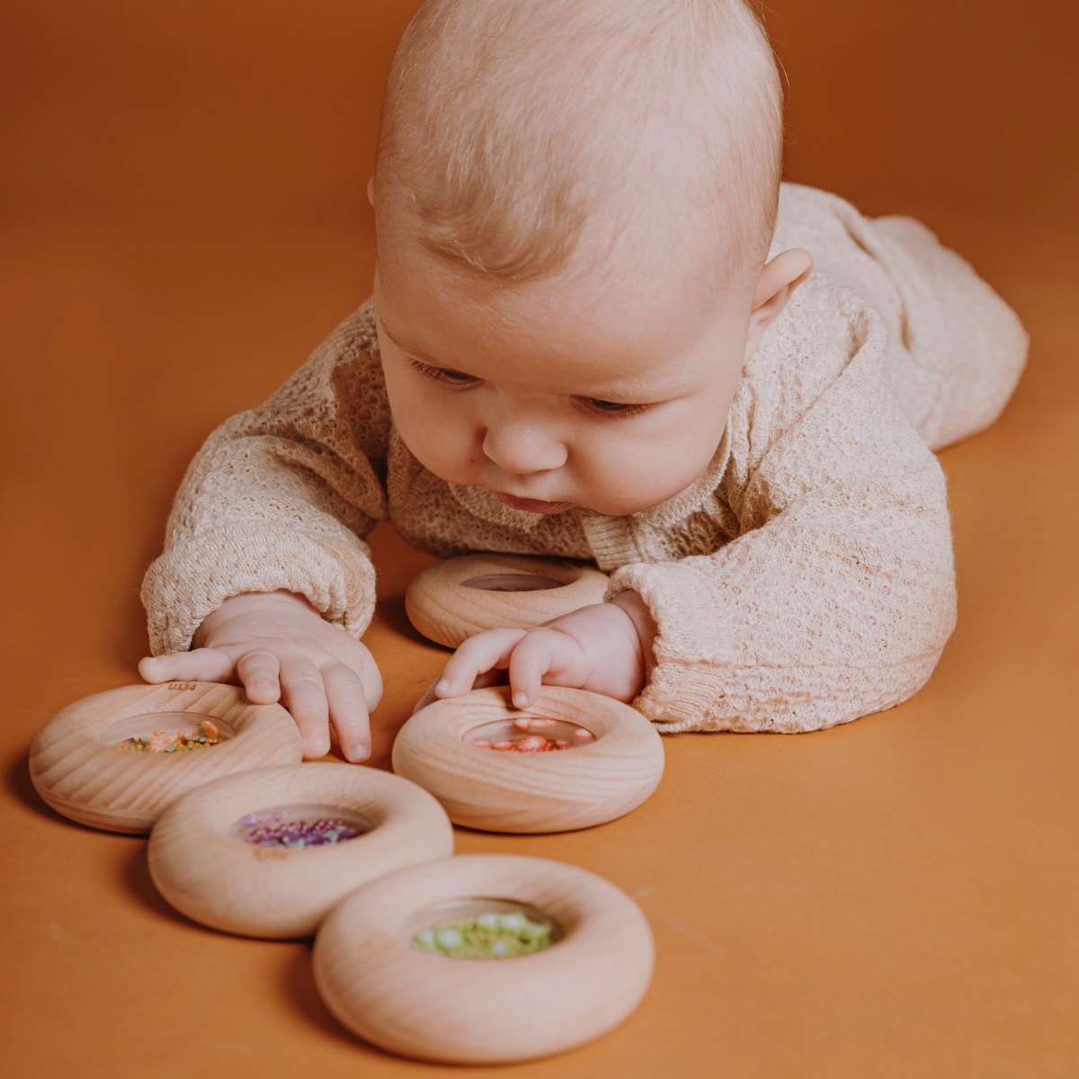 Hochet sensoriel Sensory Donut carottes (Petit Boum) - Image 3