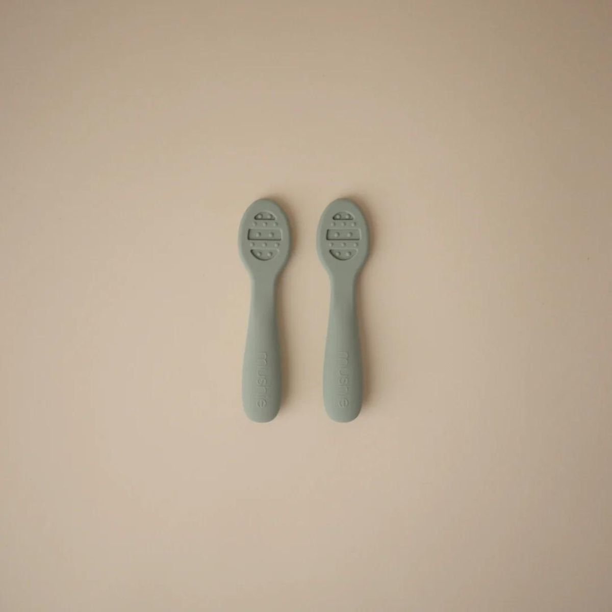 Lot de 2 cuillères d'apprentissage Cambridge Blue-Shifting Sand (Mushie) - Image 3