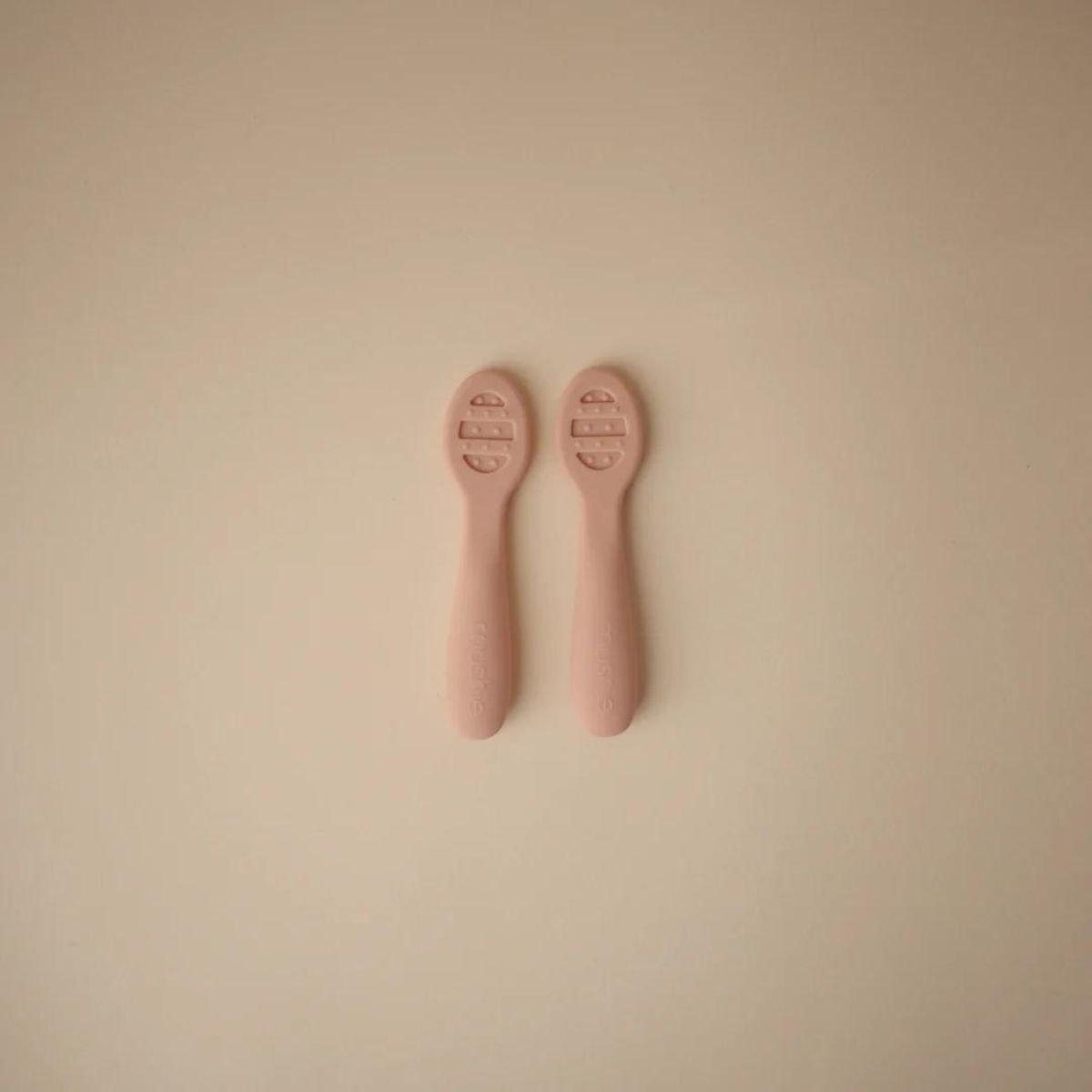 Lot de 2 cuillères d'apprentissage Blush-Shifting Sand (Mushie) - Image 3