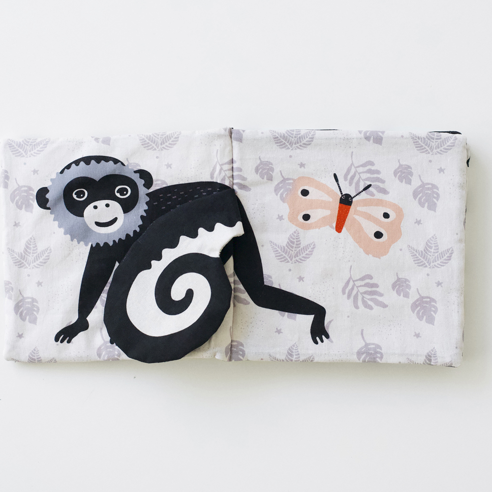 Livre bébé en tissu Peekaboo Jungle (Wee Gallery) - Image 1