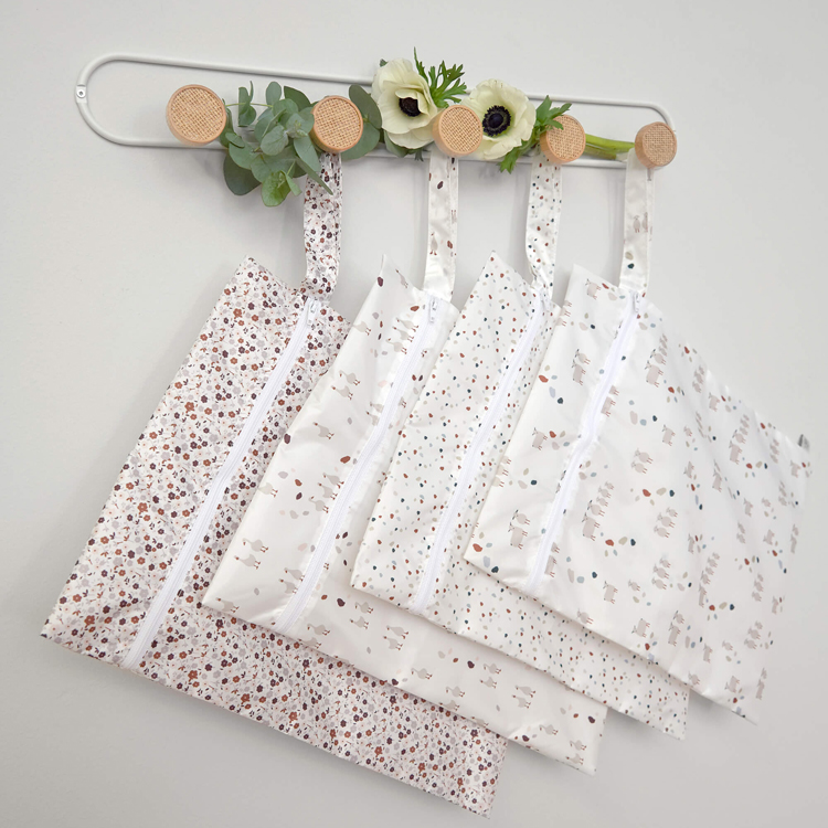 Lot de 2 sacs étanches pour vêtements mouillés Tiny Farmer pois et mouton (Lassig) - Image 2