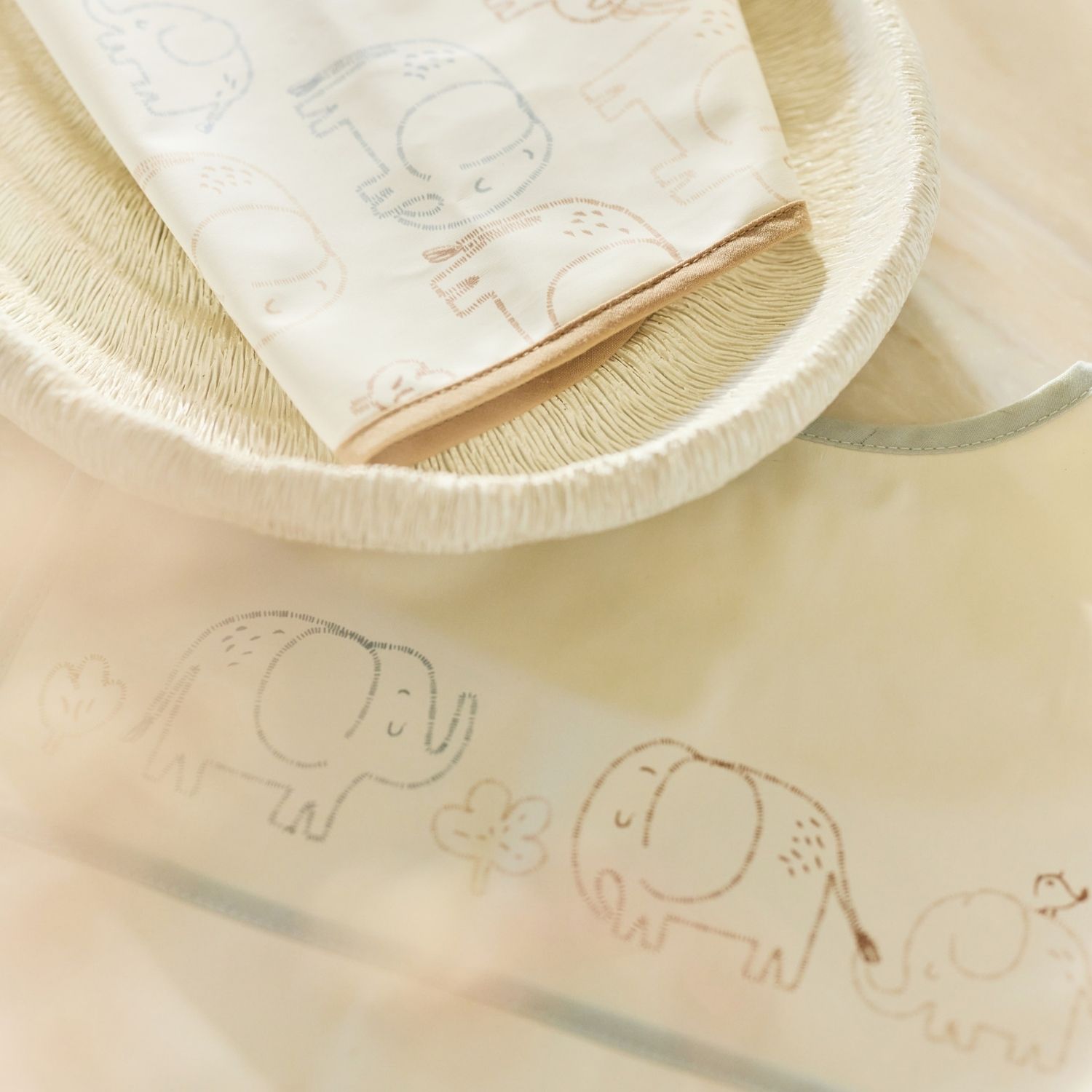 Lot de 2 bavoirs plastifiés Elephant Tales (Jollein) - Image 2
