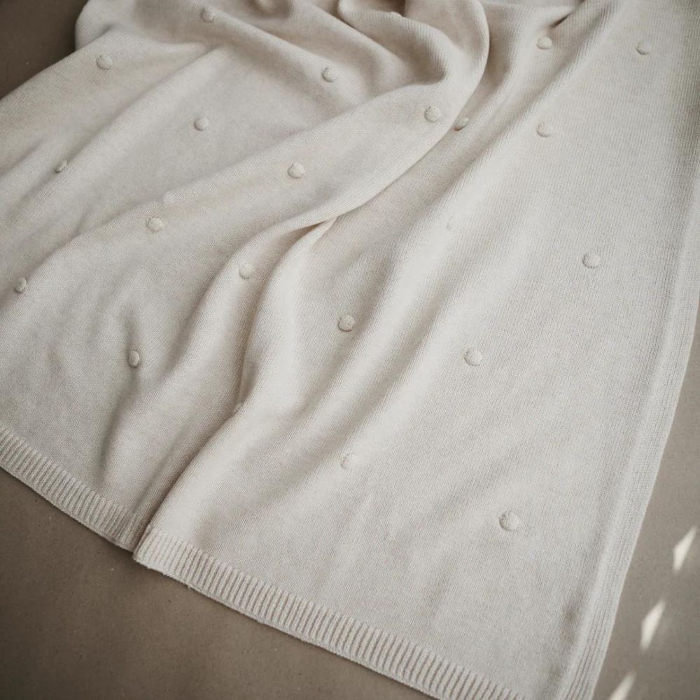 Couverture tricotée en coton bio Textured Dots Off White (80 x 100 cm) (Mushie) - Image 2