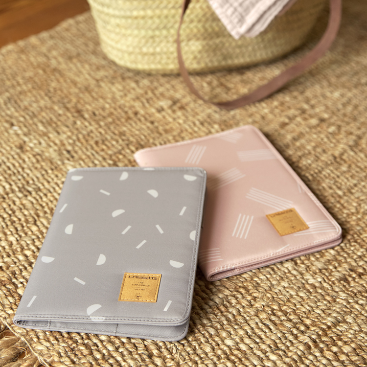 Protège carnet de santé blocks taupe (Lassig) - Image 1