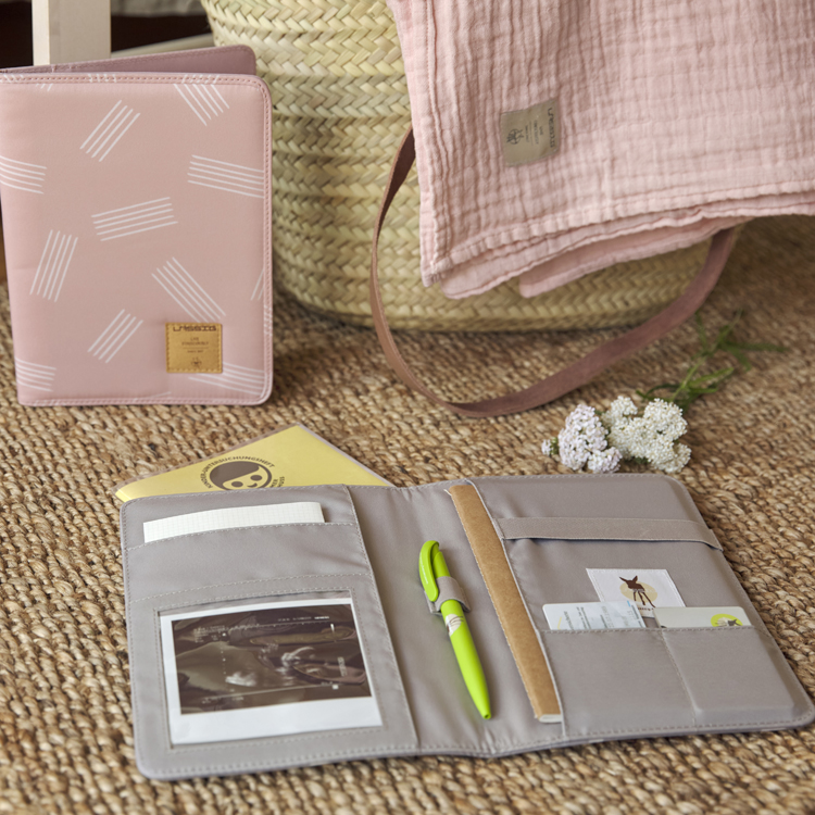 Protège carnet de santé blocks taupe (Lassig) - Image 3