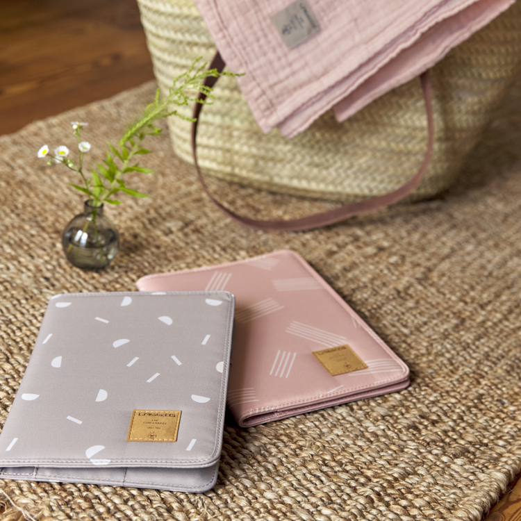 Protège carnet de santé blocks taupe (Lassig) - Image 4