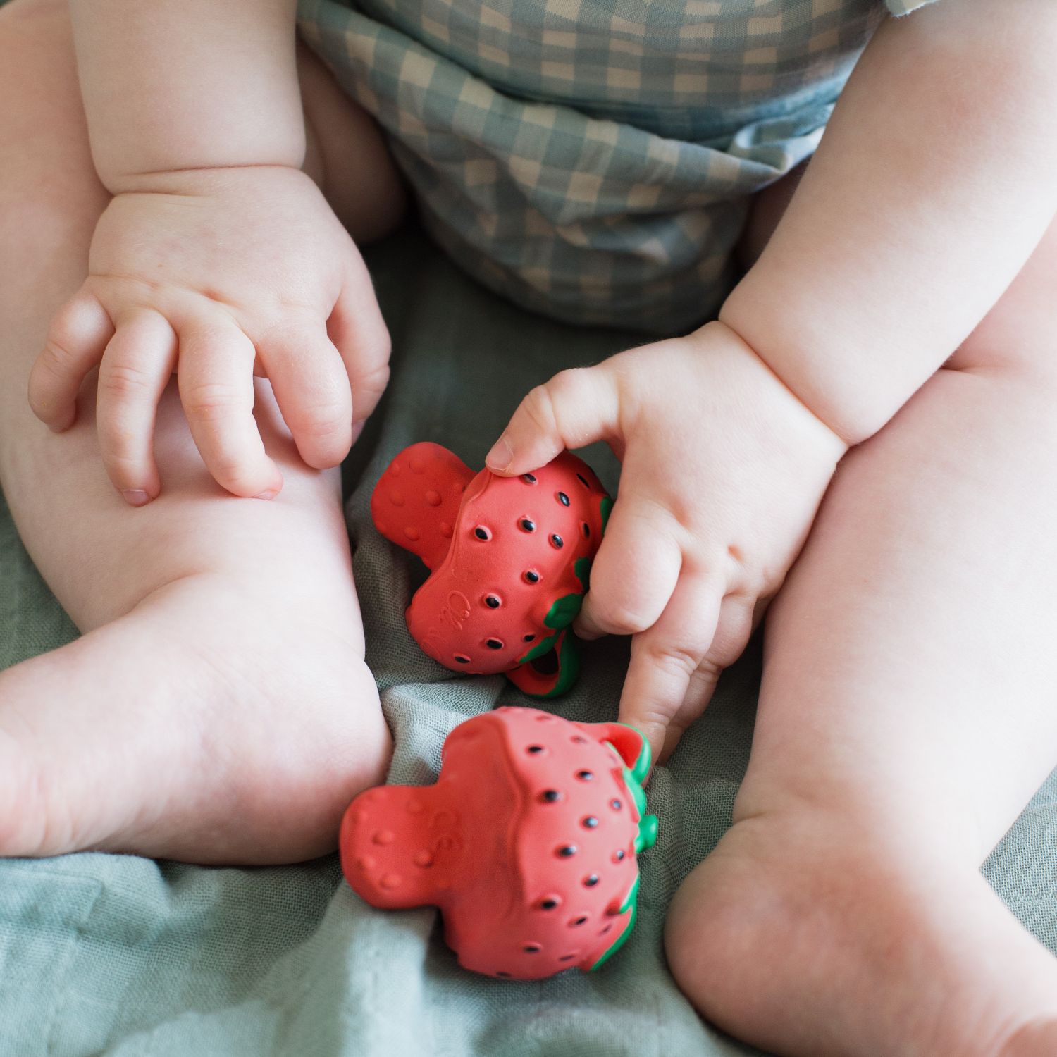 Mini jouet de dentition Chewy Sweetie la fraise (Oli and Carol) - Image 3