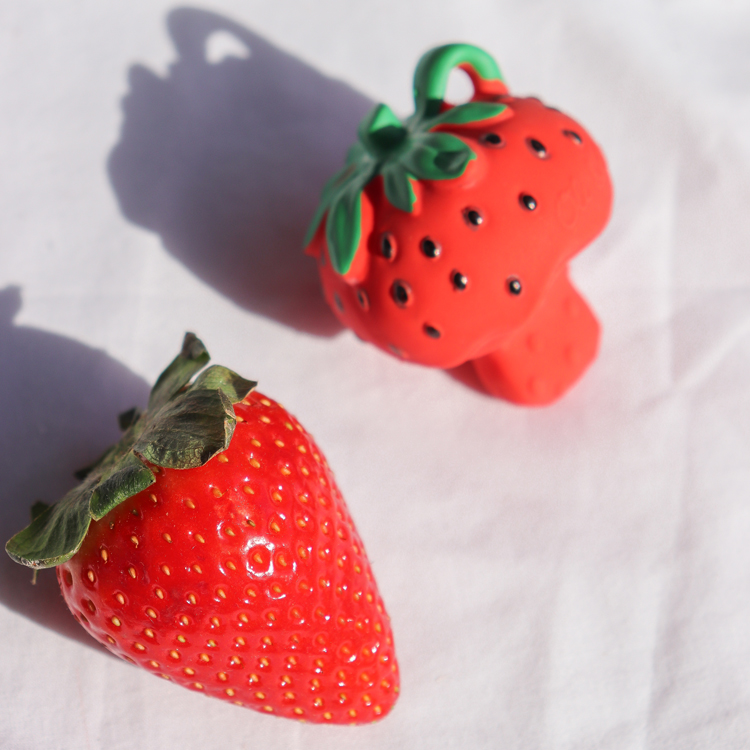 Mini jouet de dentition Chewy Sweetie la fraise (Oli and Carol) - Image 4