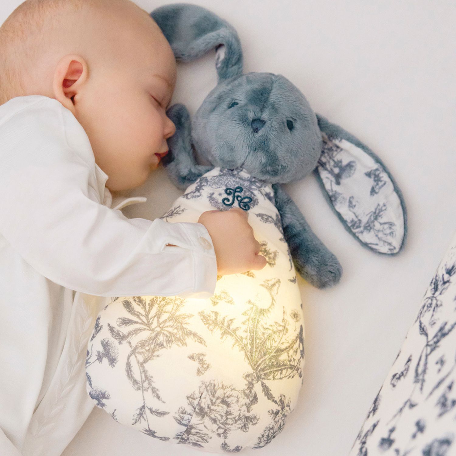 Peluche bruit blanc lapin Toile de Jouy bleu (Tartine et Chocolat) - Image 1