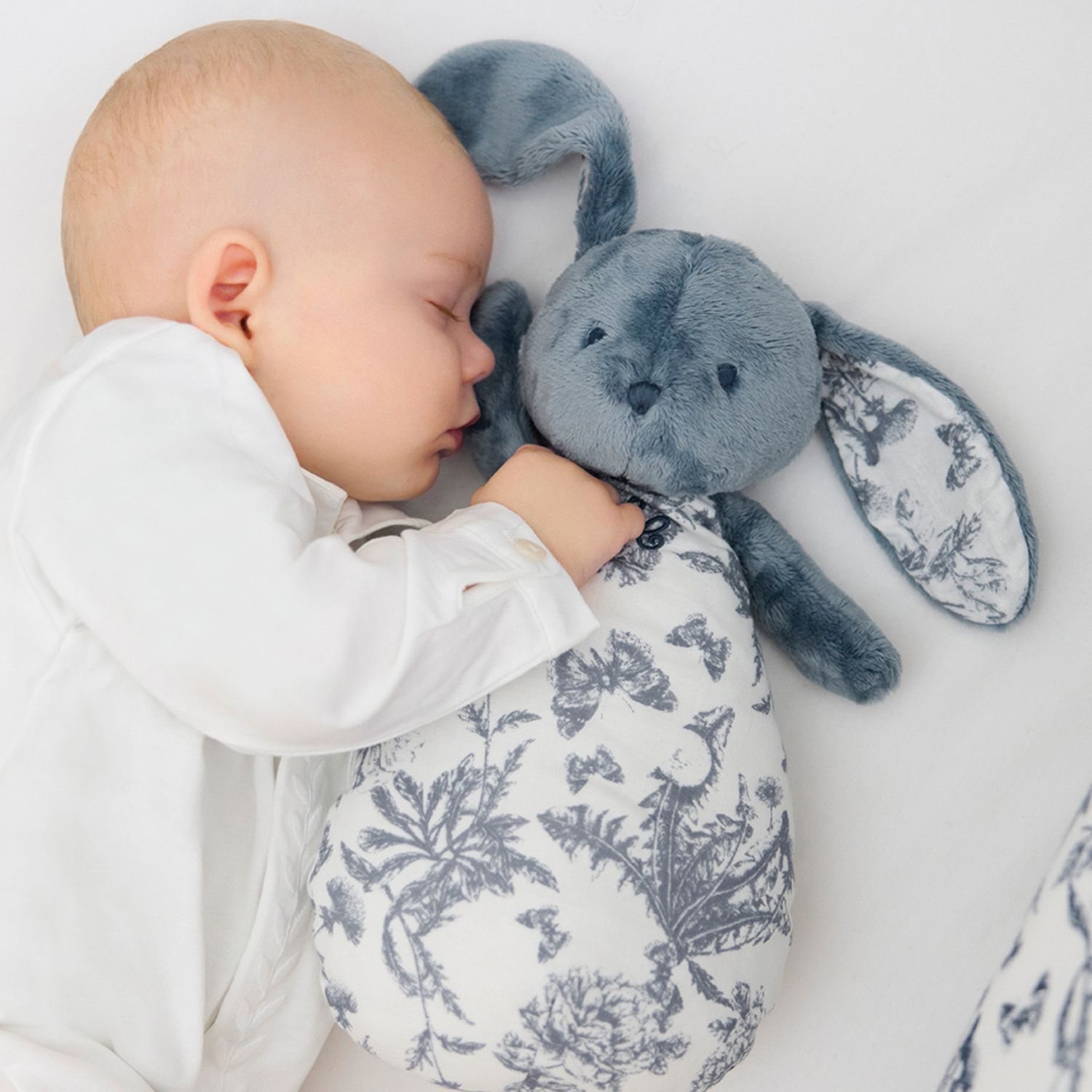 Peluche bruit blanc lapin Toile de Jouy bleu (Tartine et Chocolat) - Image 3