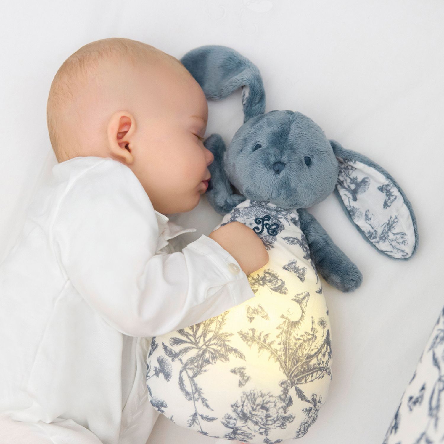 Peluche bruit blanc lapin Toile de Jouy bleu (Tartine et Chocolat) - Image 5