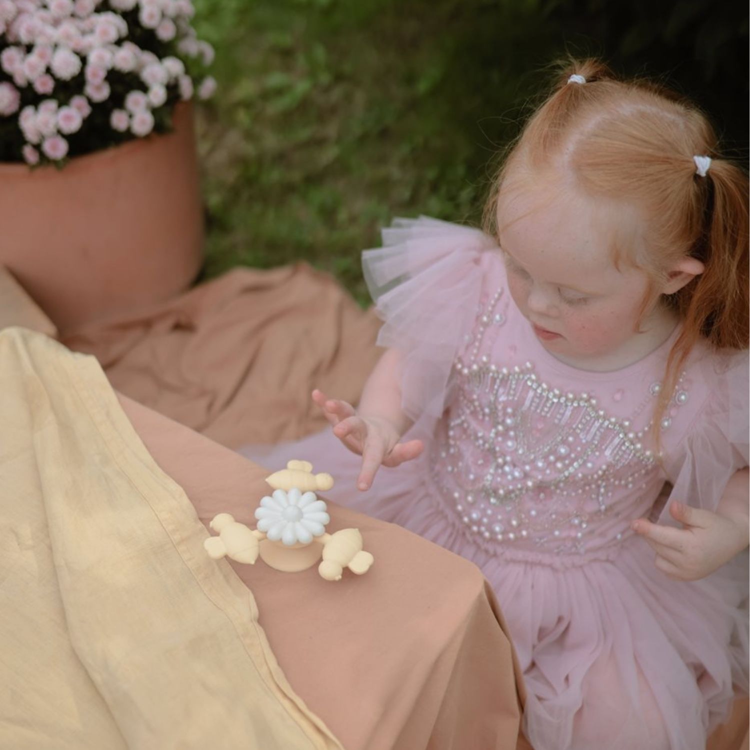Jouet spinner Bee (Mushie) - Image 1
