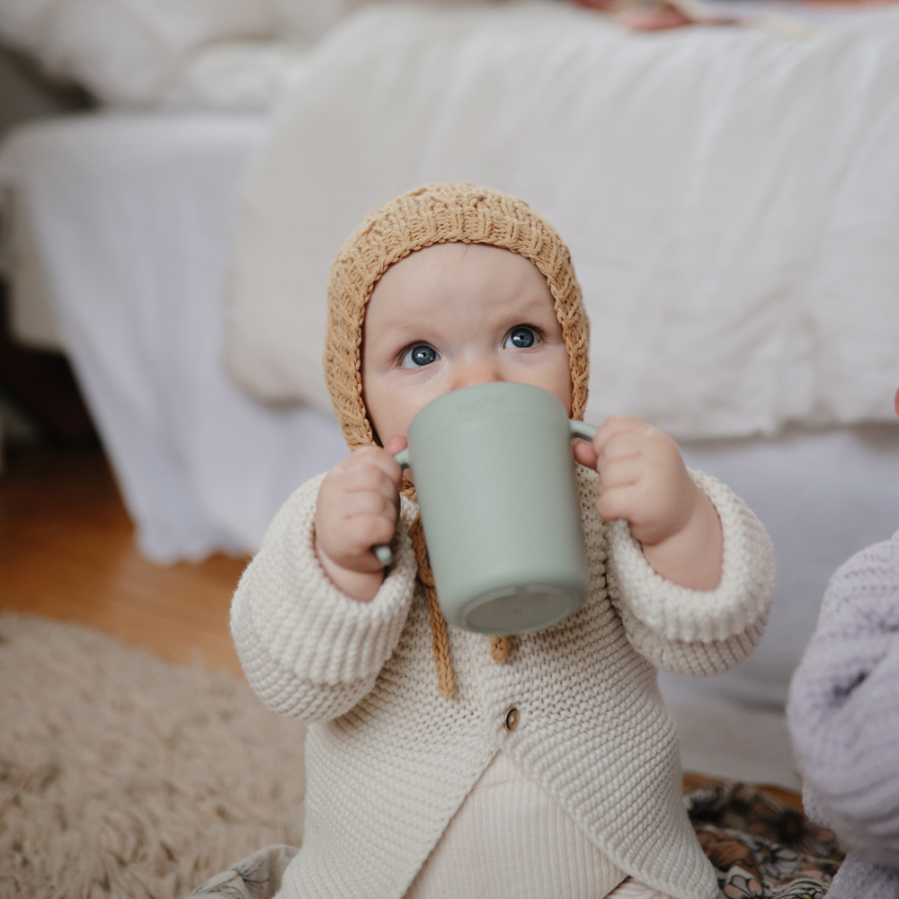 Tasse d'apprentissage en silicone Sage (Mushie) - Image 1