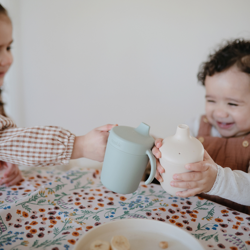 Tasse d'apprentissage en silicone Sage (Mushie) - Image 4