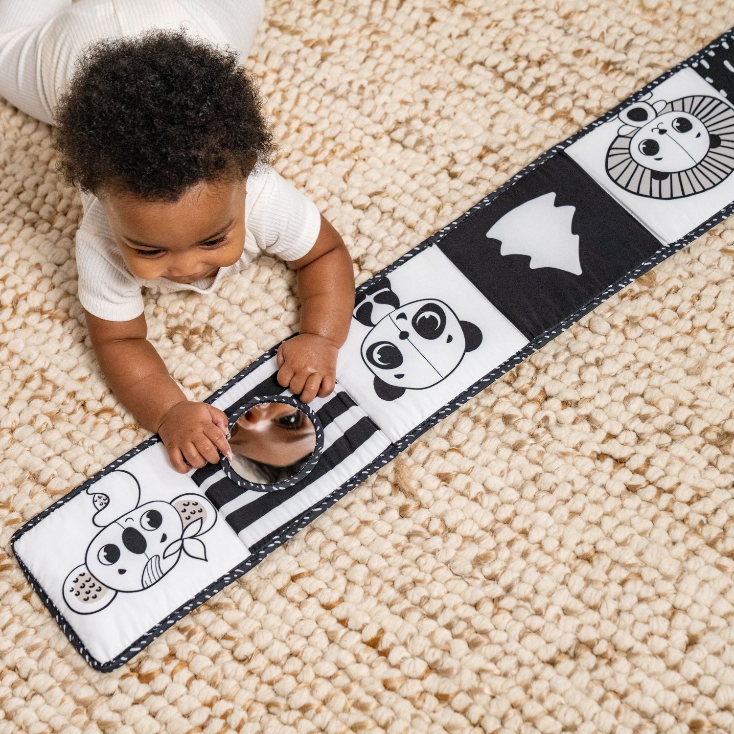 Livre d'activités Black & White (Tiny Love) - Image 1