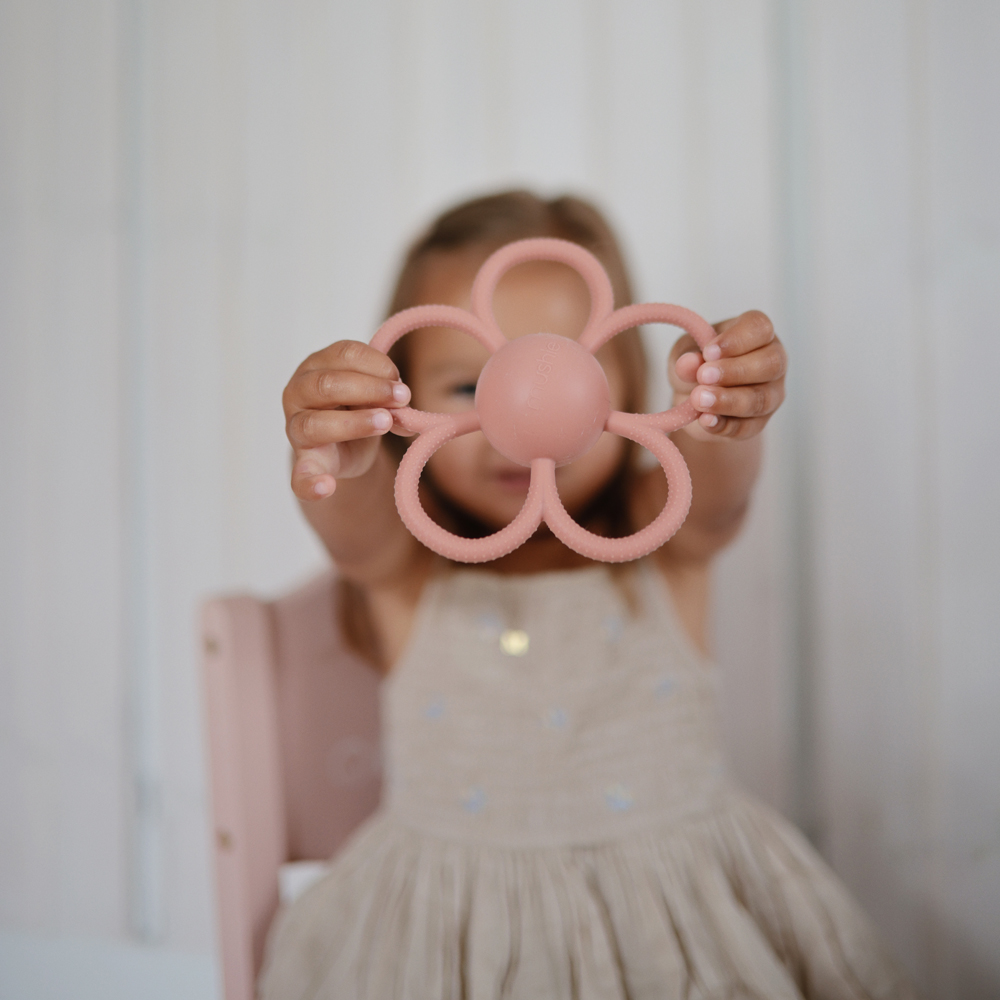 Jouet de dentition en silicone Daisy (Mushie) - Image 3
