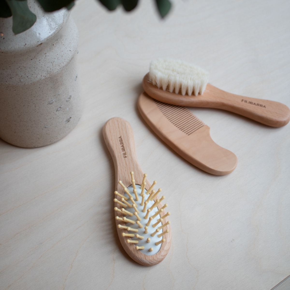 Set brosse et peigne bébé en bois avec pochette coton (Filibabba) - Image 1