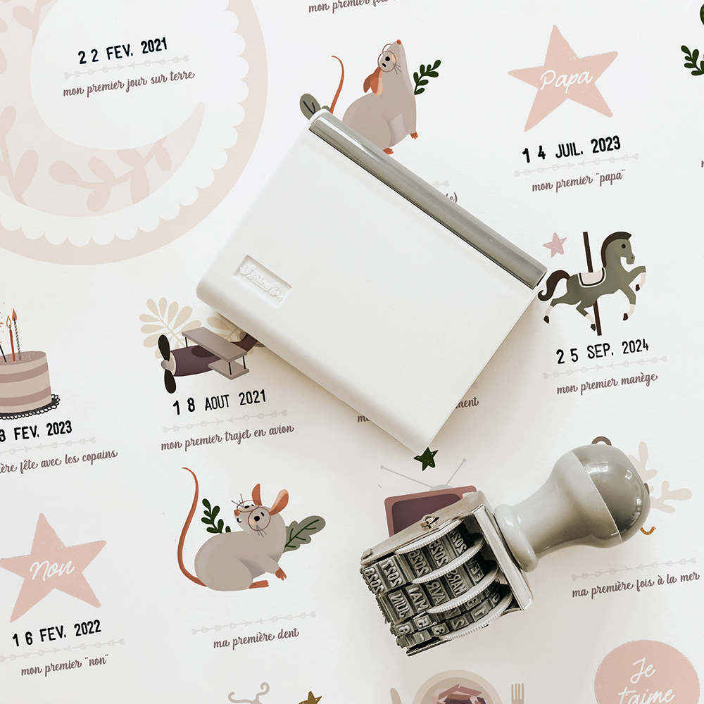 Les Petites Dates - Affiche Mes Premières Fois Souris Poudre maman et papa (40 x 50 cm)