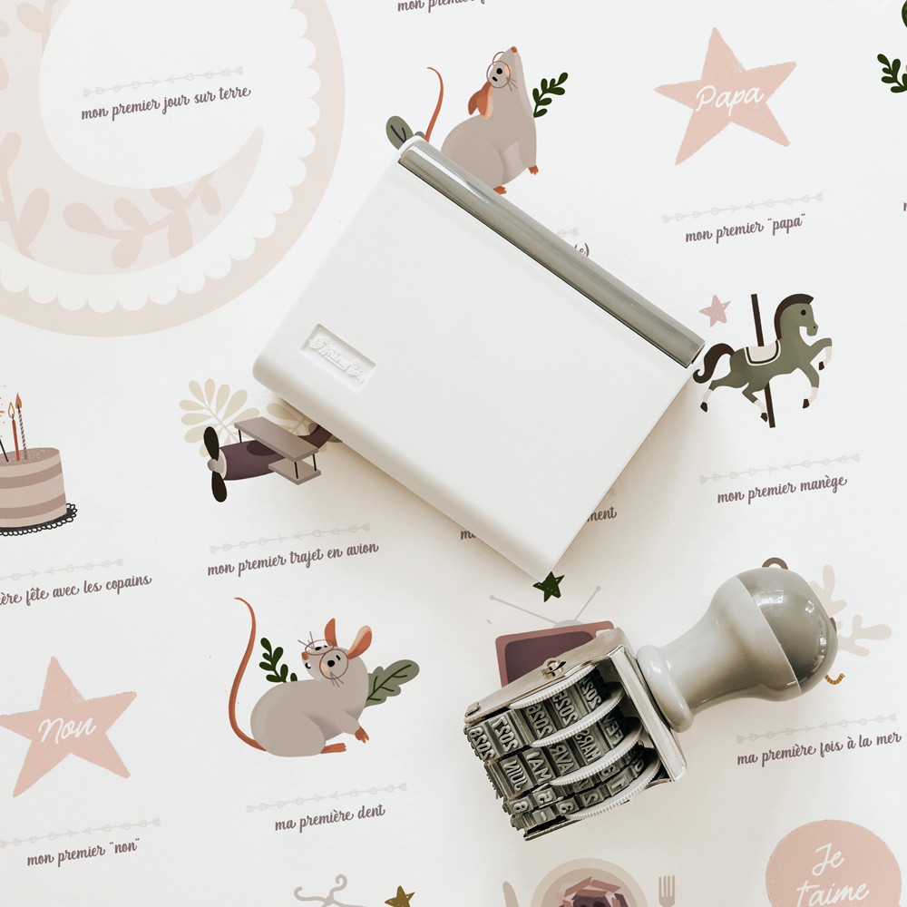 Affiche Mes Premières Fois Souris Poudre maman et papa (40 x 50 cm) (Les Petites Dates) - Image 3