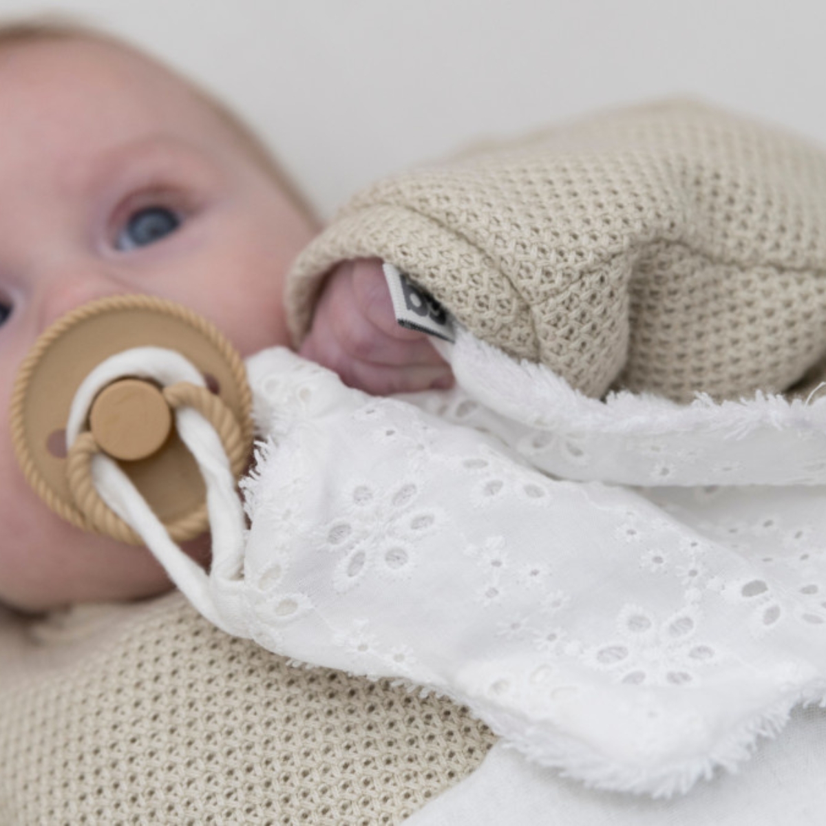 Doudou attache sucette fleur Calm blanc (Baby's Only) - Image 2