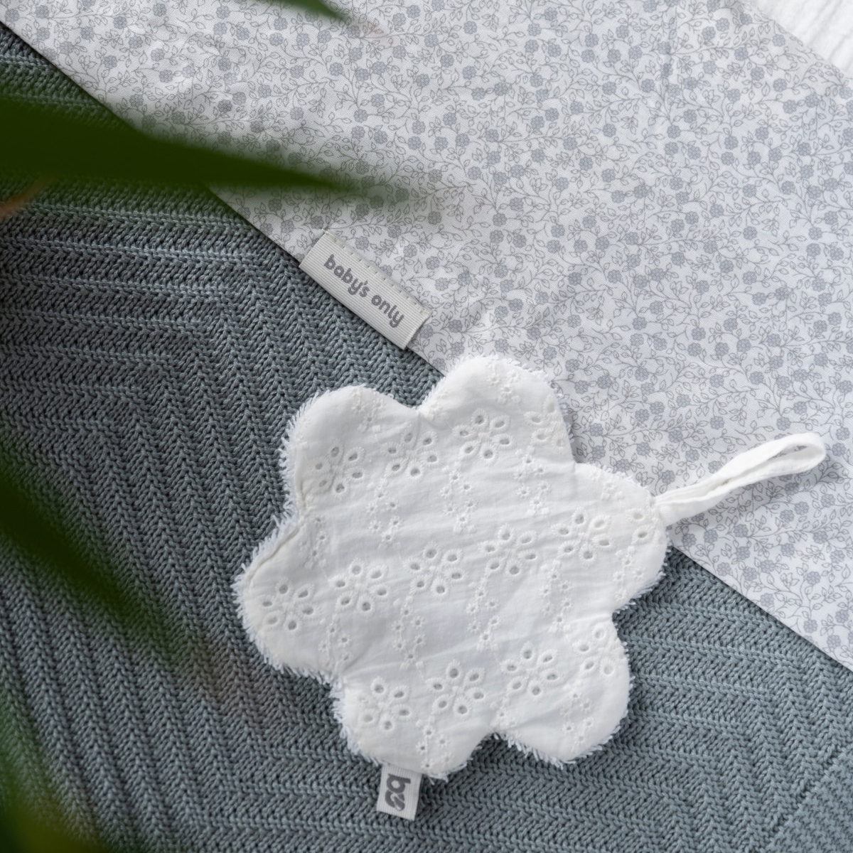 Doudou attache sucette fleur Calm blanc (Baby's Only) - Image 3