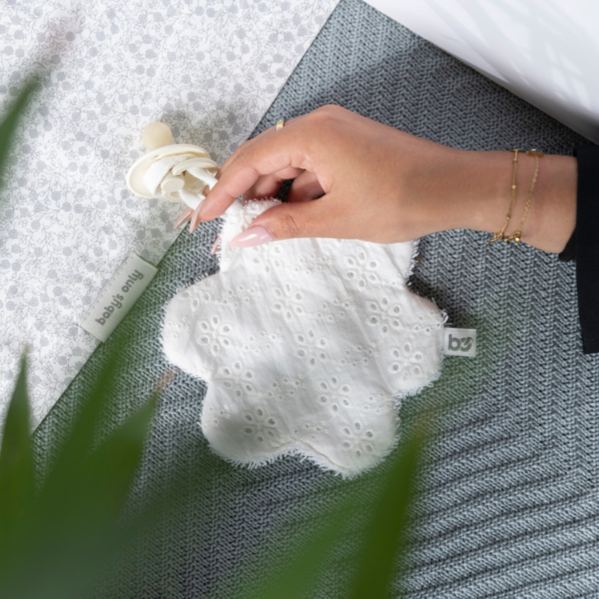 Doudou attache sucette fleur Calm blanc (Baby's Only) - Image 4