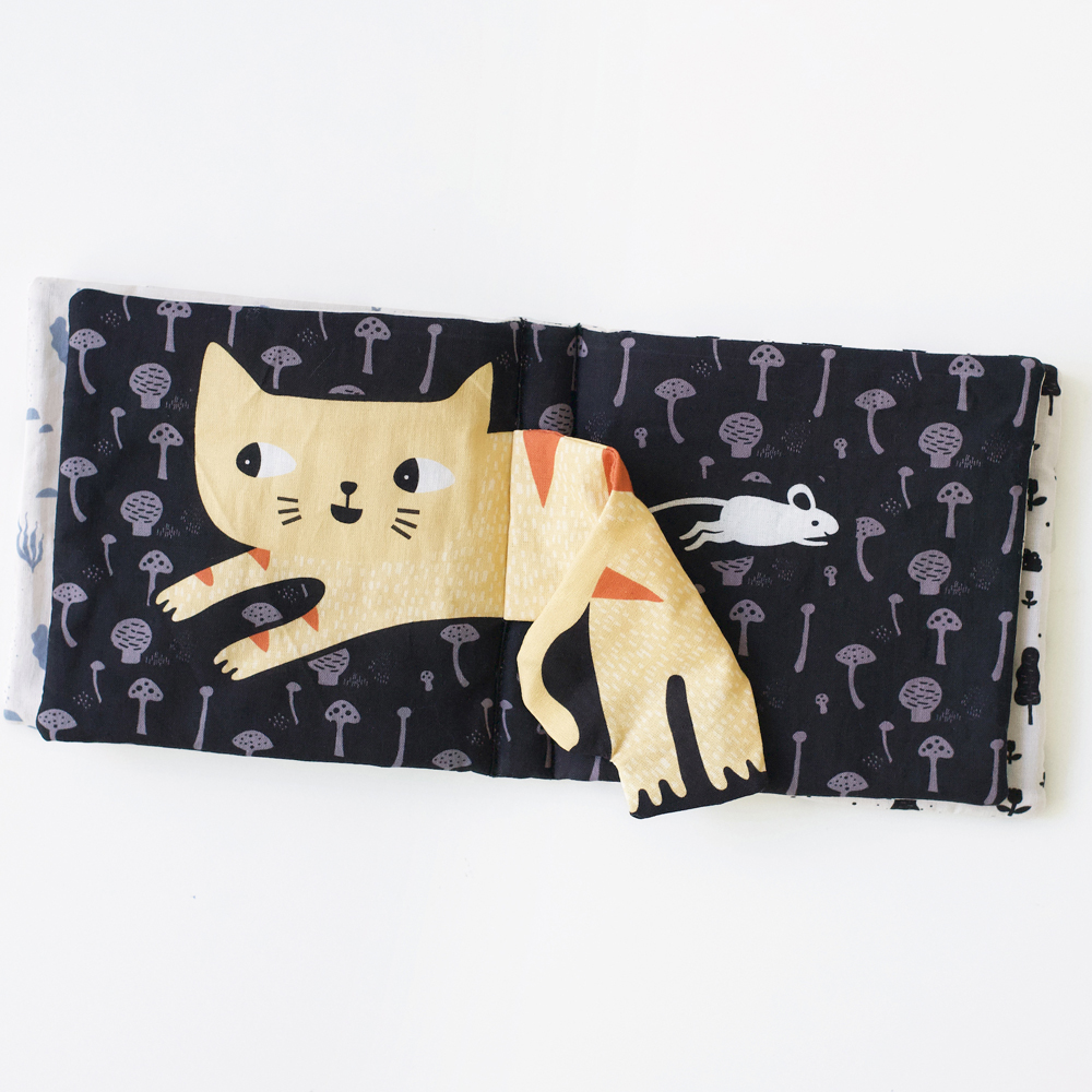 Livre bébé en tissu Peekaboo Pets (Wee Gallery) - Image 4