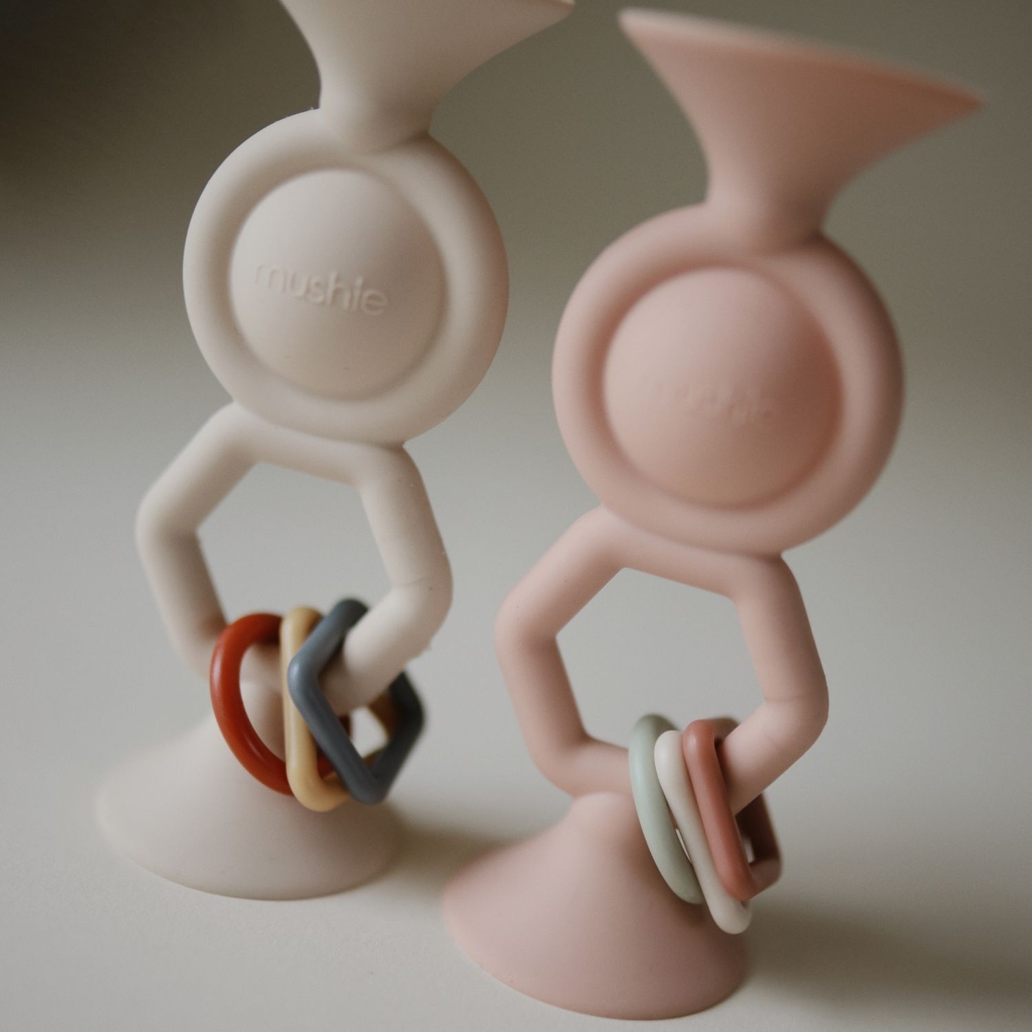 Jouet à ventouse HexaPop Blush (Mushie) - Image 4