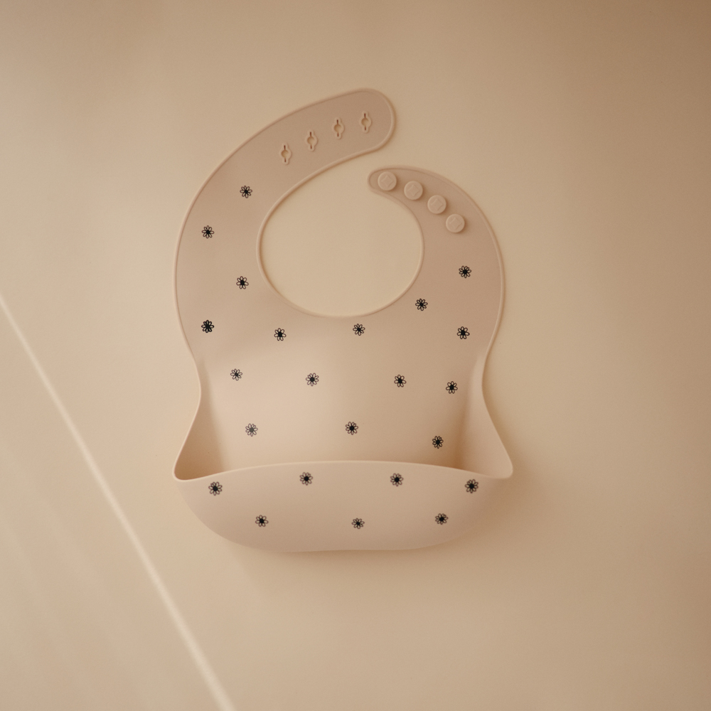 Bavoir à poche en silicone Black daisy (Mushie) - Image 4