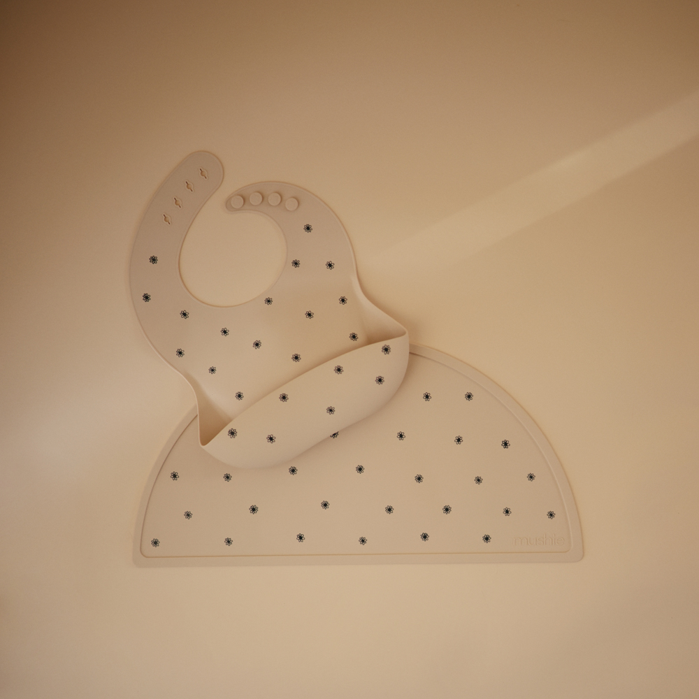 Bavoir à poche en silicone Black daisy (Mushie) - Image 5
