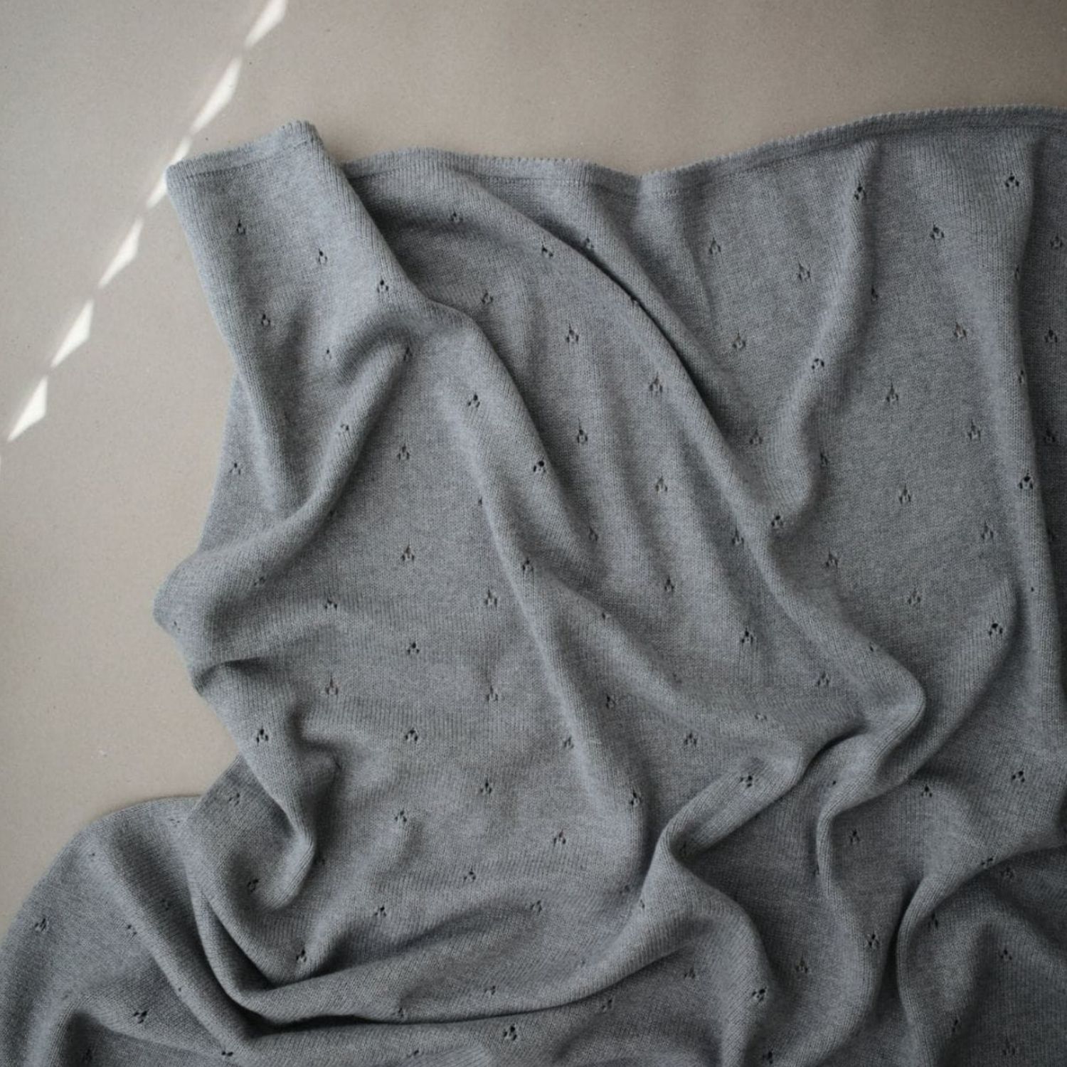 Couverture tricotée en coton bio Pointelle Gray melange (100 x 80 cm) (Mushie) - Image 5