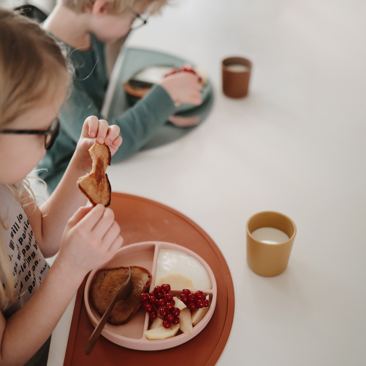 Mushie - Assiette à compartiments en silicone avec ventouse Blush