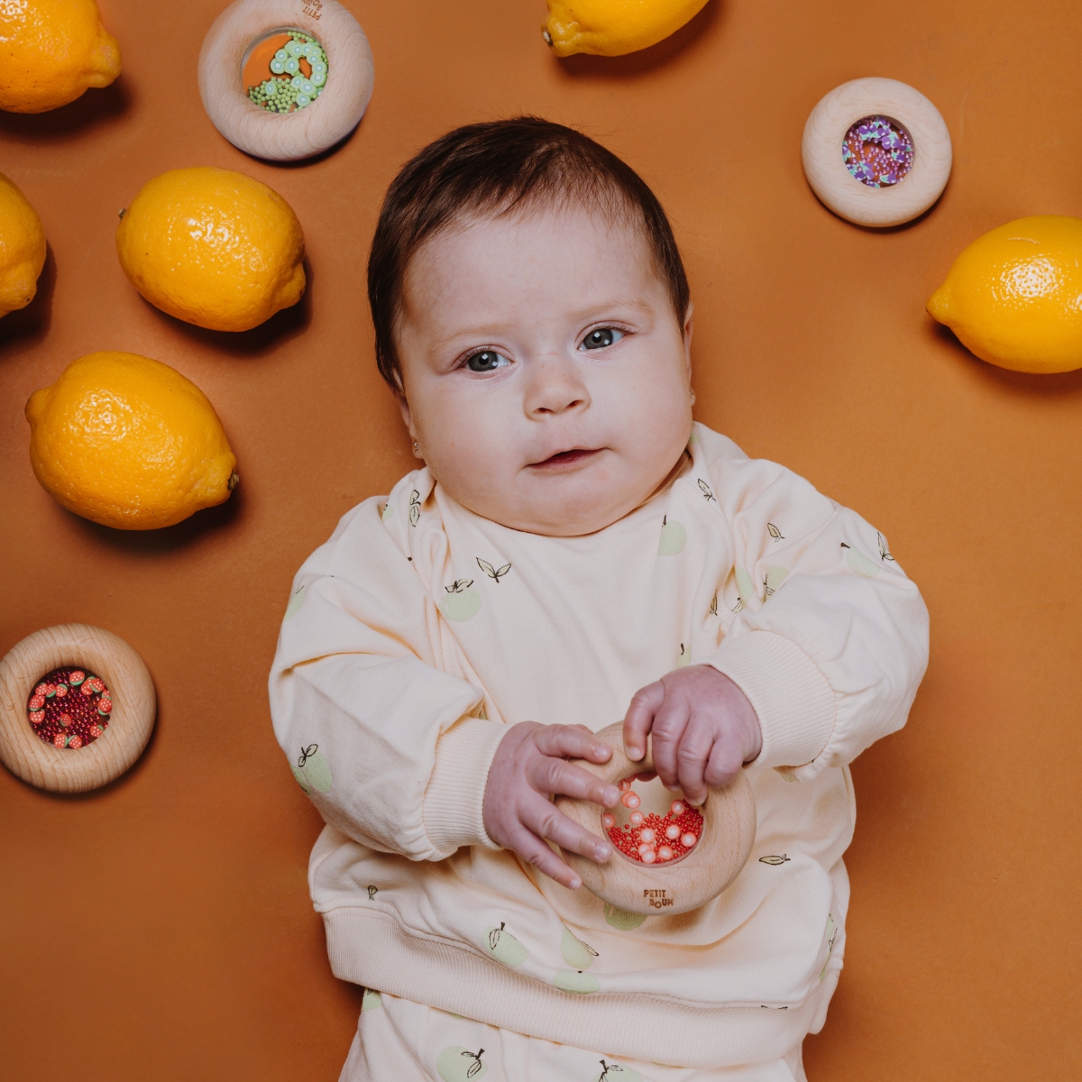 Hochet sensoriel Sensory Donut tomates (Petit Boum) - Image 1