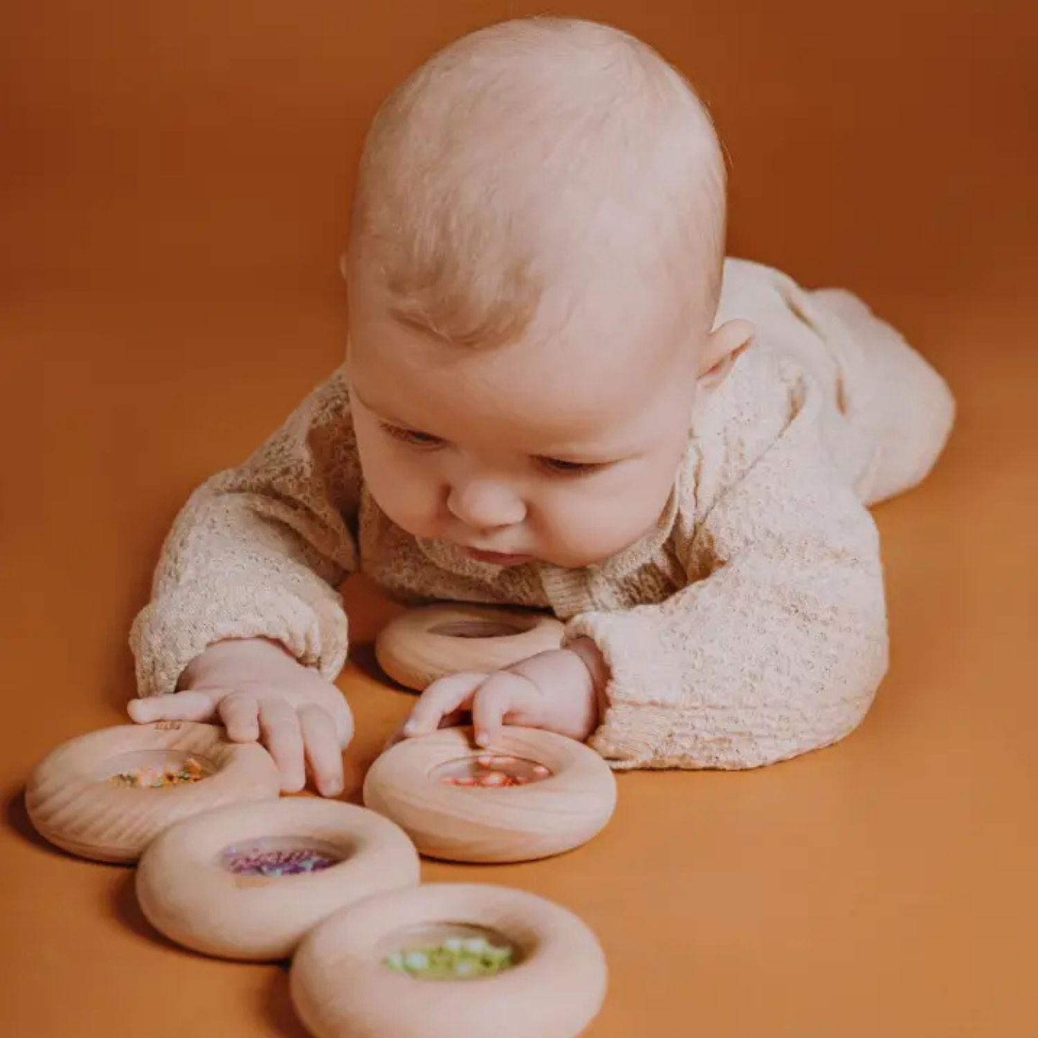 Hochet sensoriel Sensory Donut tomates (Petit Boum) - Image 5
