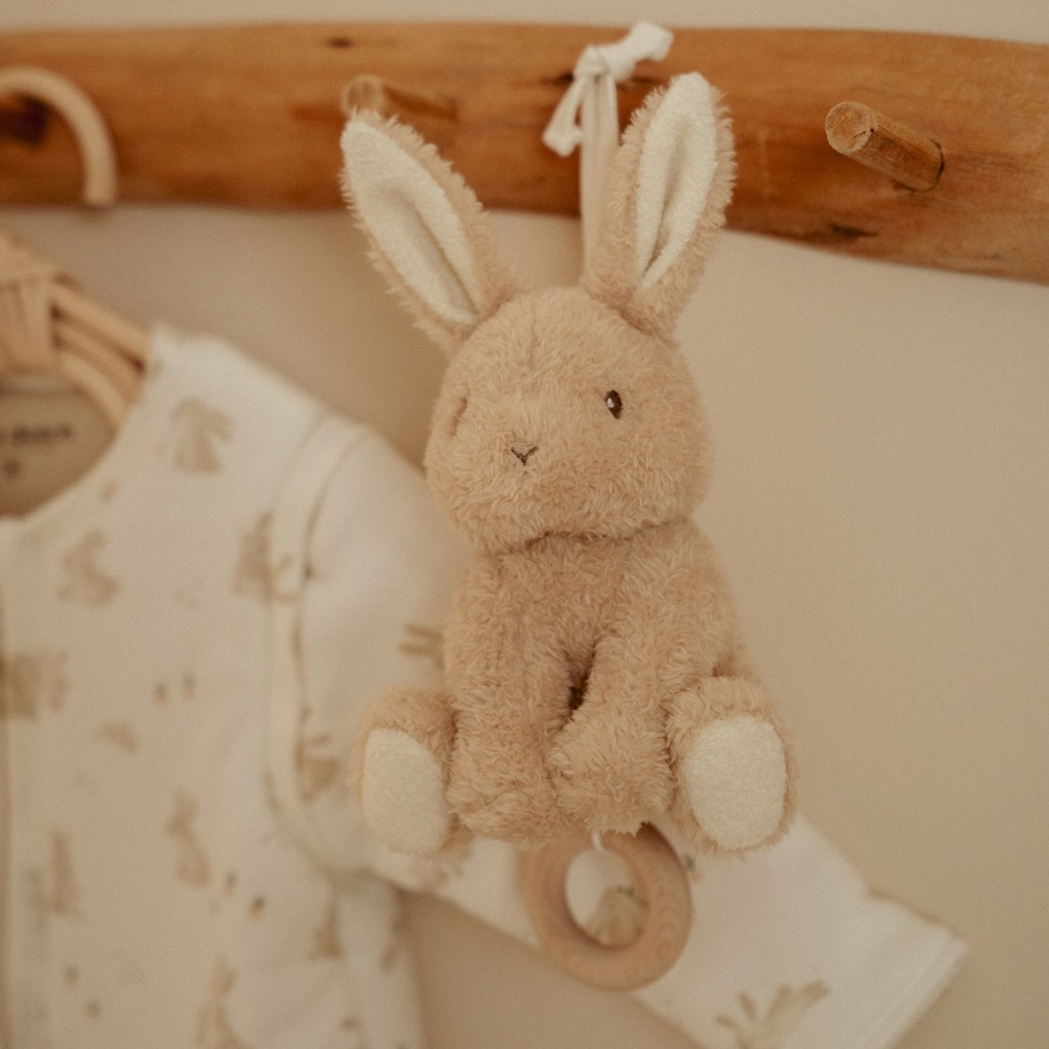 Peluche musicale à suspendre Lapin Newborn (Little Dutch) - Image 1