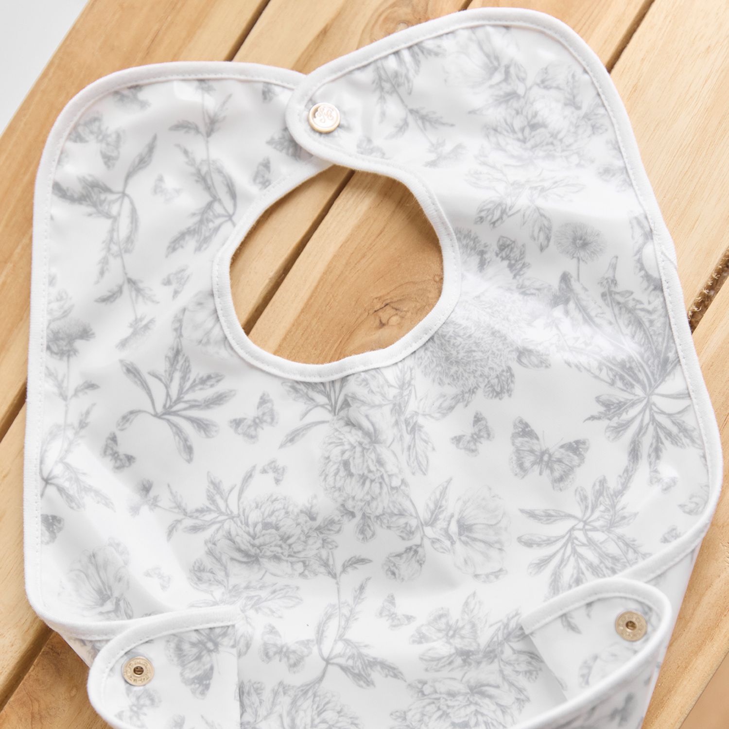 Bavoir enduit Toile de Jouy gris clair (Tartine et Chocolat) - Image 2