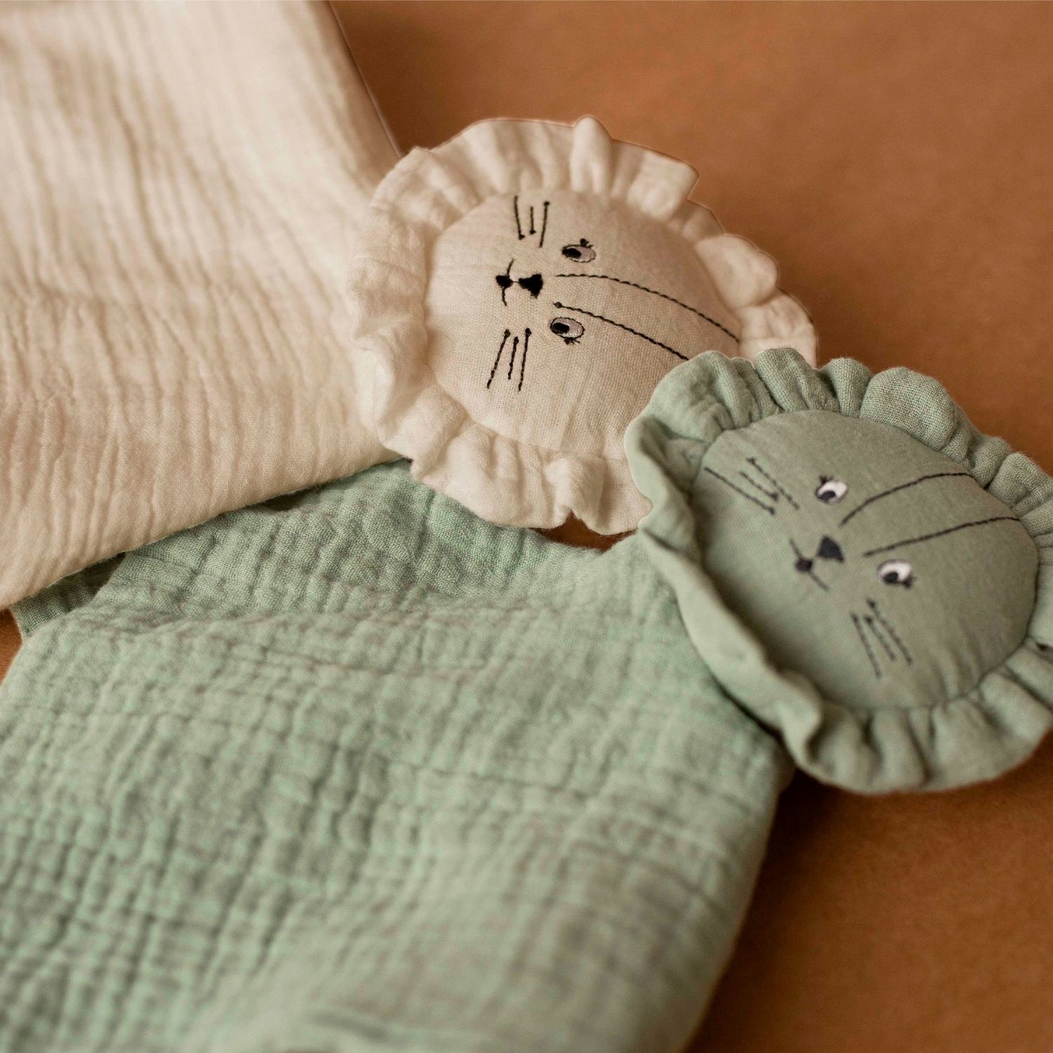 Doudou plat Tam Tam Lion Sauge (Trois Kilos Sept) - Image 2