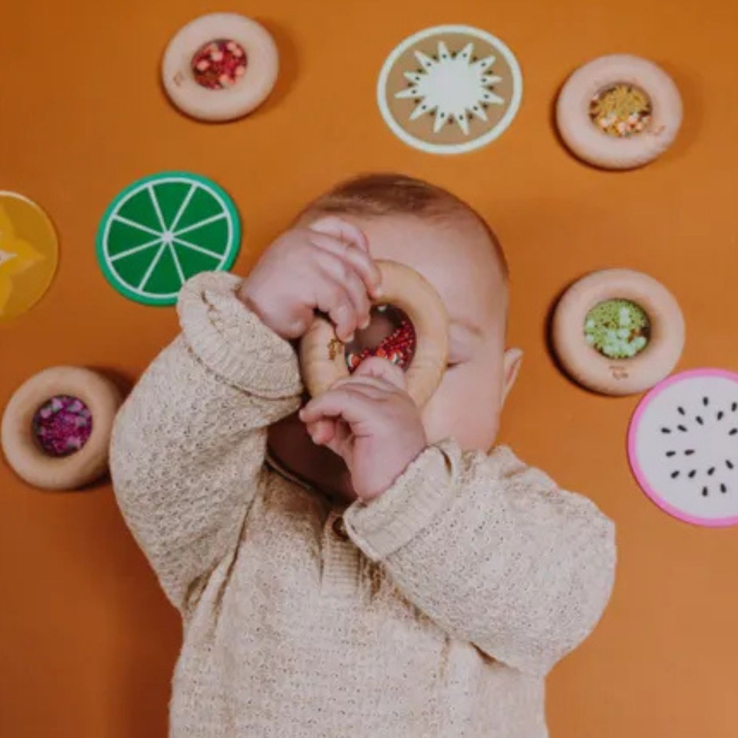 Hochet sensoriel Sensory Donut fraises (Petit Boum) - Image 4