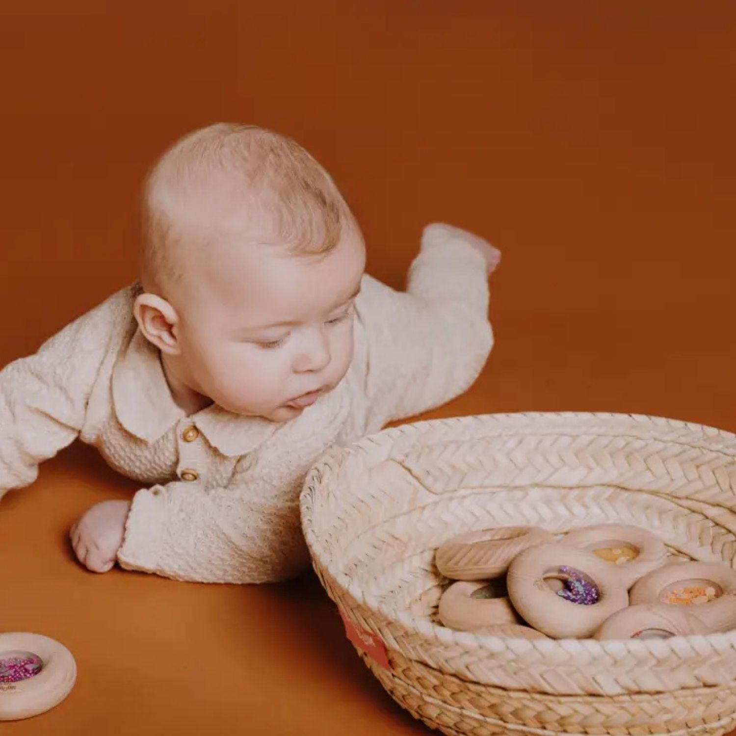 Hochet sensoriel Sensory Donut fraises (Petit Boum) - Image 5